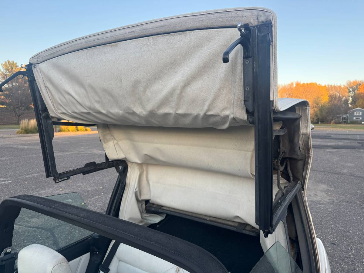 Volkswagen-cabriolet-wolfsburg-1992-white-15