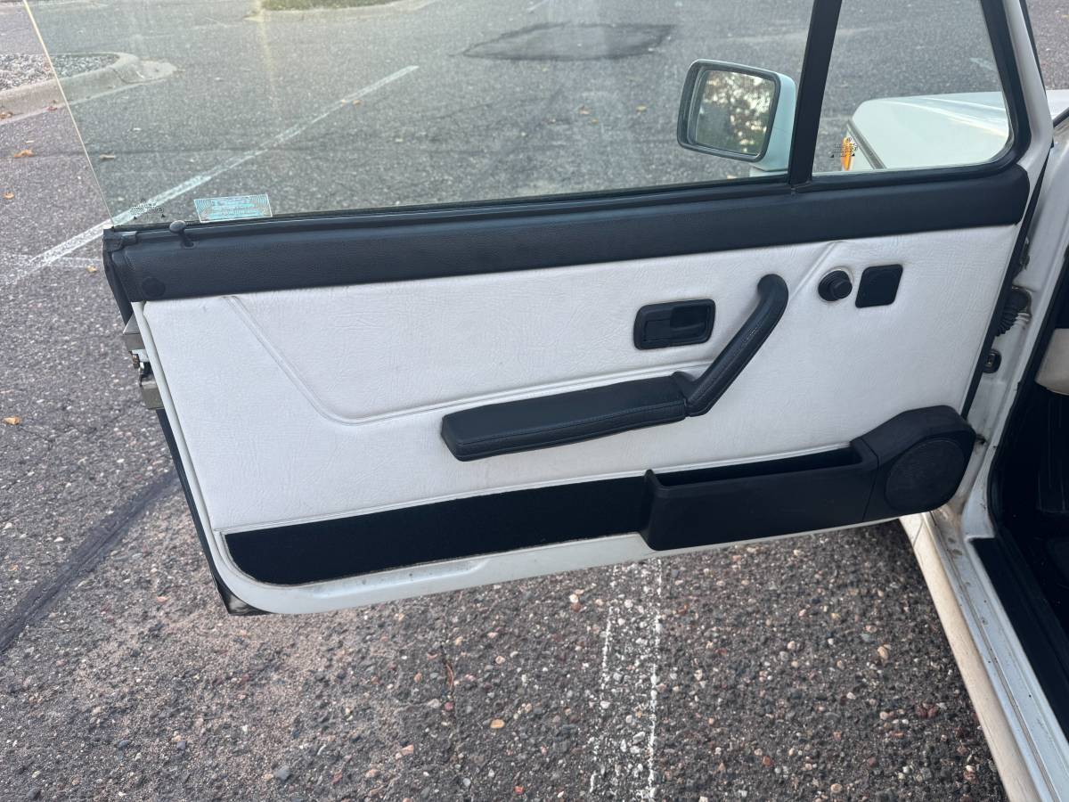 Volkswagen-cabriolet-wolfsburg-1992-white-17