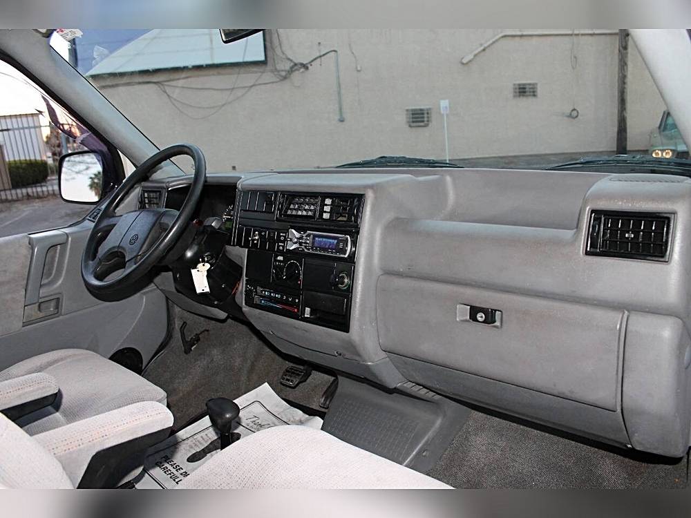 Volkswagen-eurovan-1993-white-10