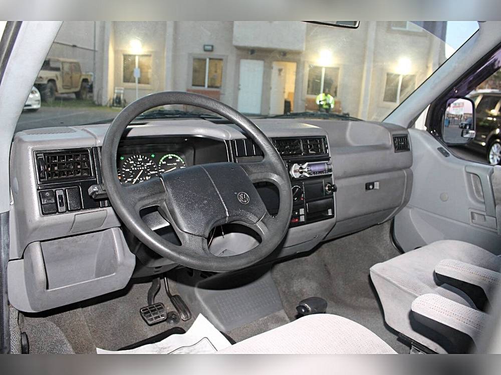 Volkswagen-eurovan-1993-white-17