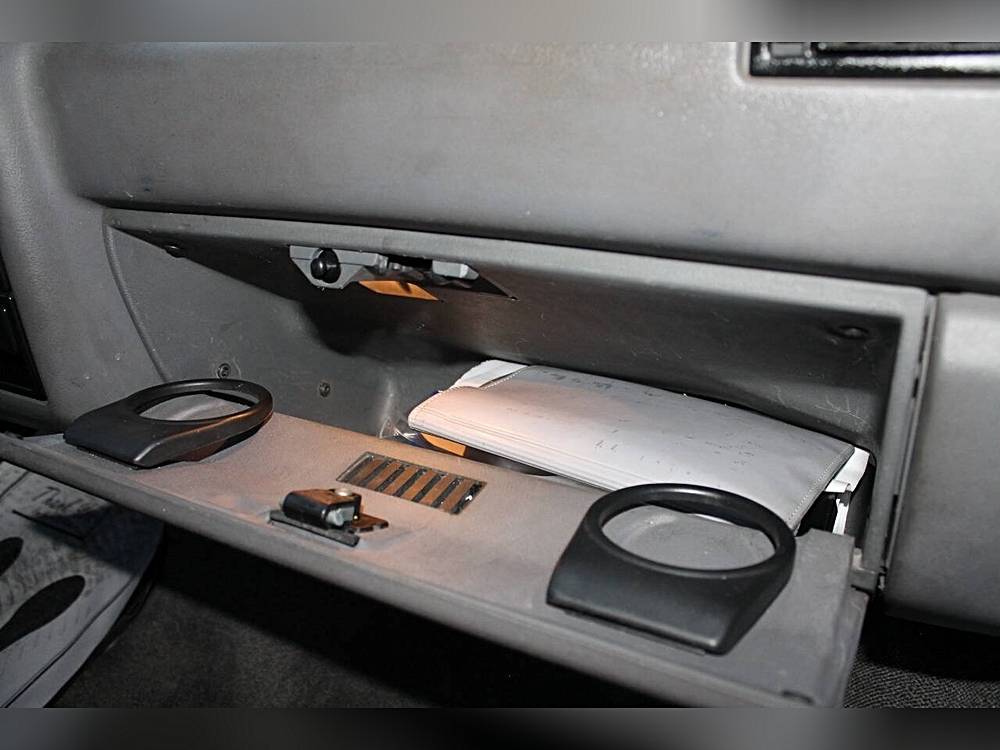 Volkswagen-eurovan-1993-white-18