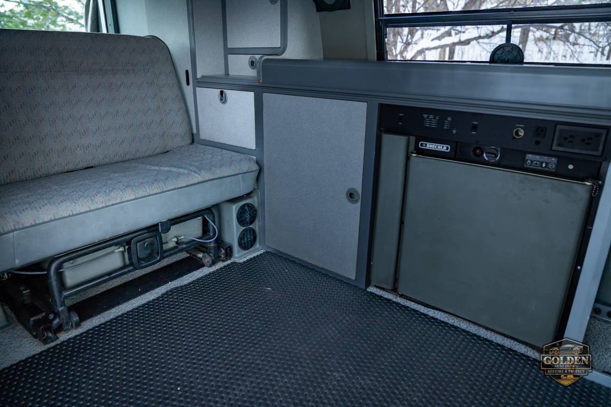 Volkswagen-eurovan-camper-1995-white-5