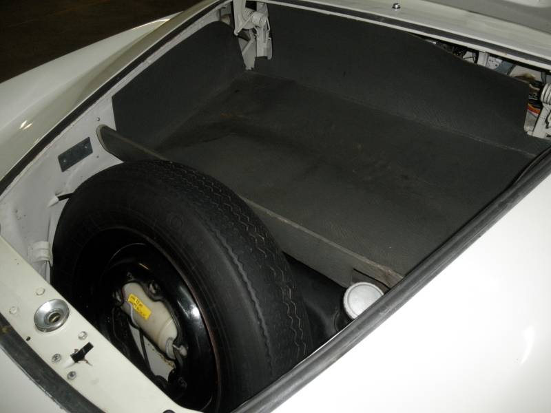 Volkswagen-karmann-ghia-1963-13