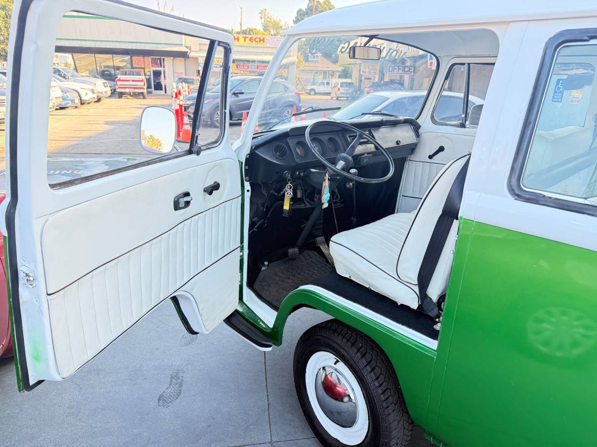 Volkswagen-t2-1970-green-5