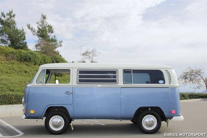 Volkswagen-transporter-microbus-type-2-1971-blue-2