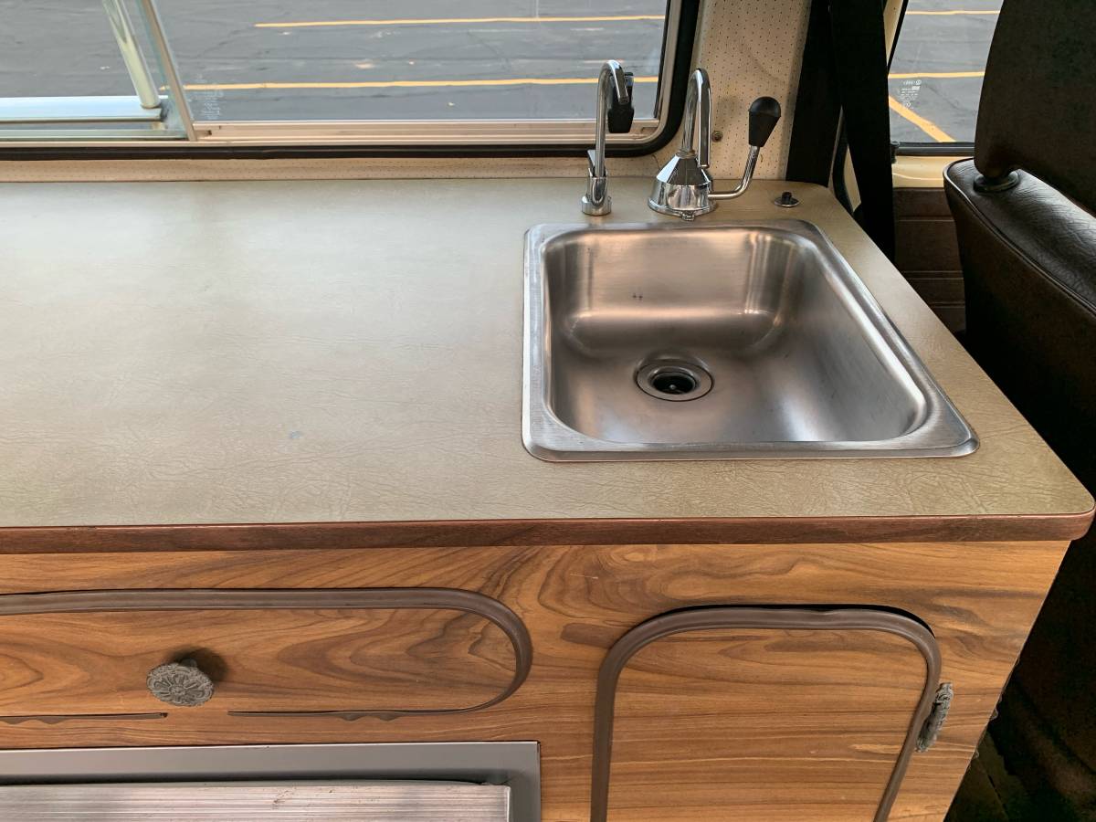 Volkswagen-vanagon-diesel-1982-custom-7