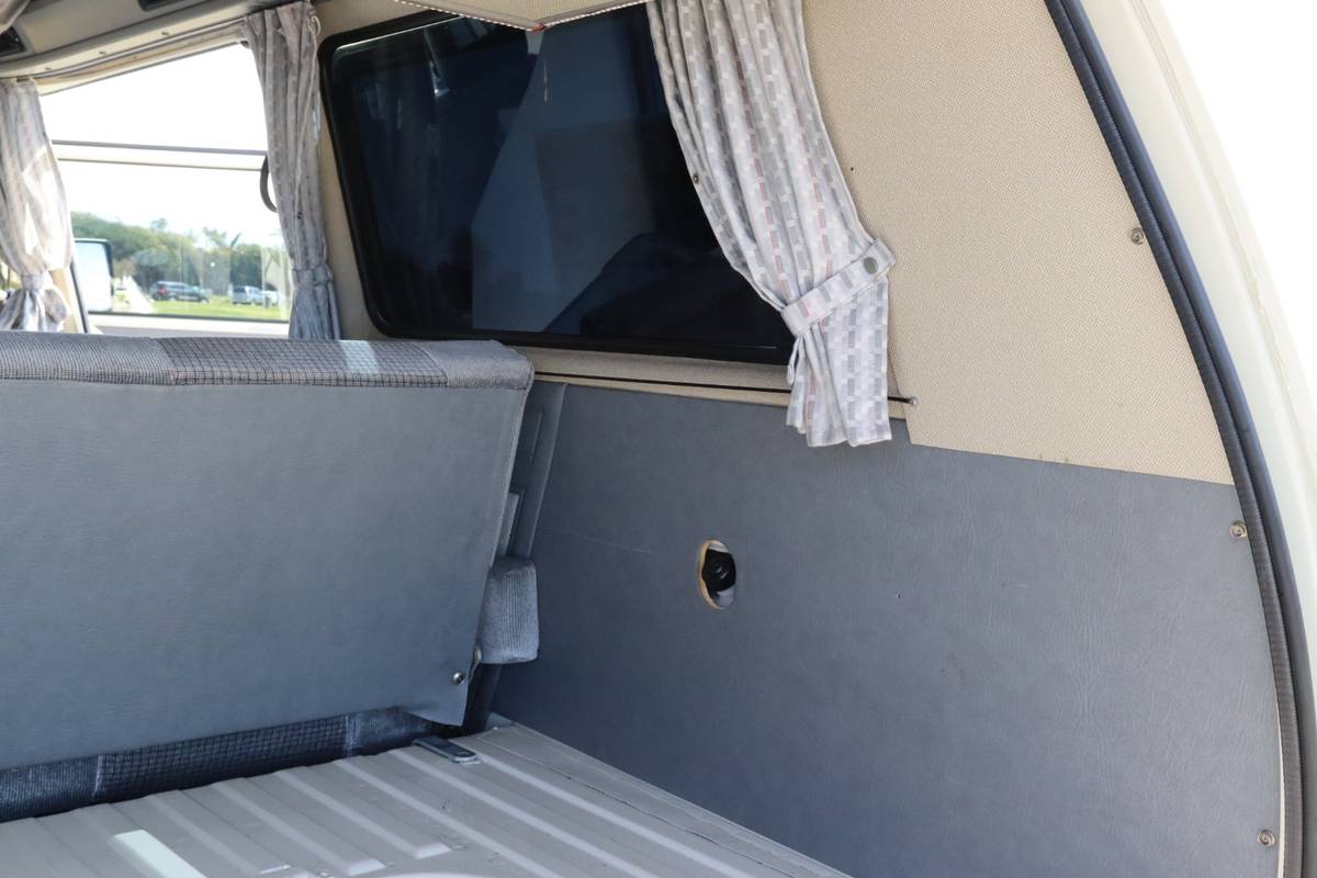 Volkswagen-vanagon-westfalia-1989-white-11