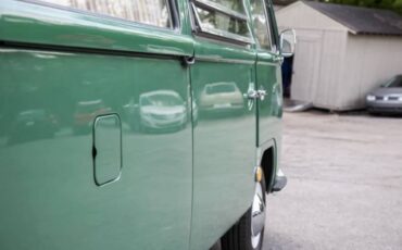 Volkswagen-westfalia-camper-1968-green-10