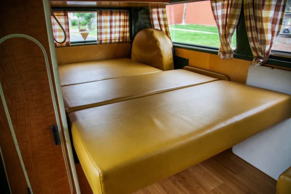 Volkswagen-westfalia-camper-1968-green-17