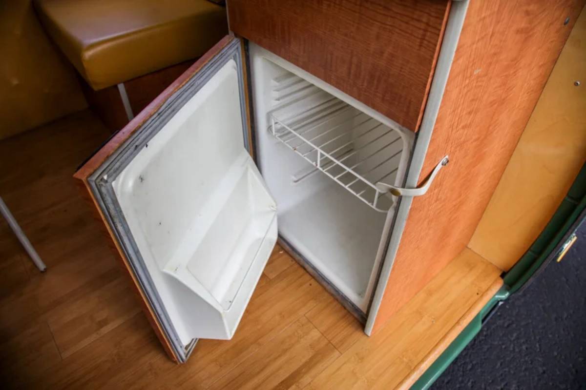 Volkswagen-westfalia-camper-1968-green-18