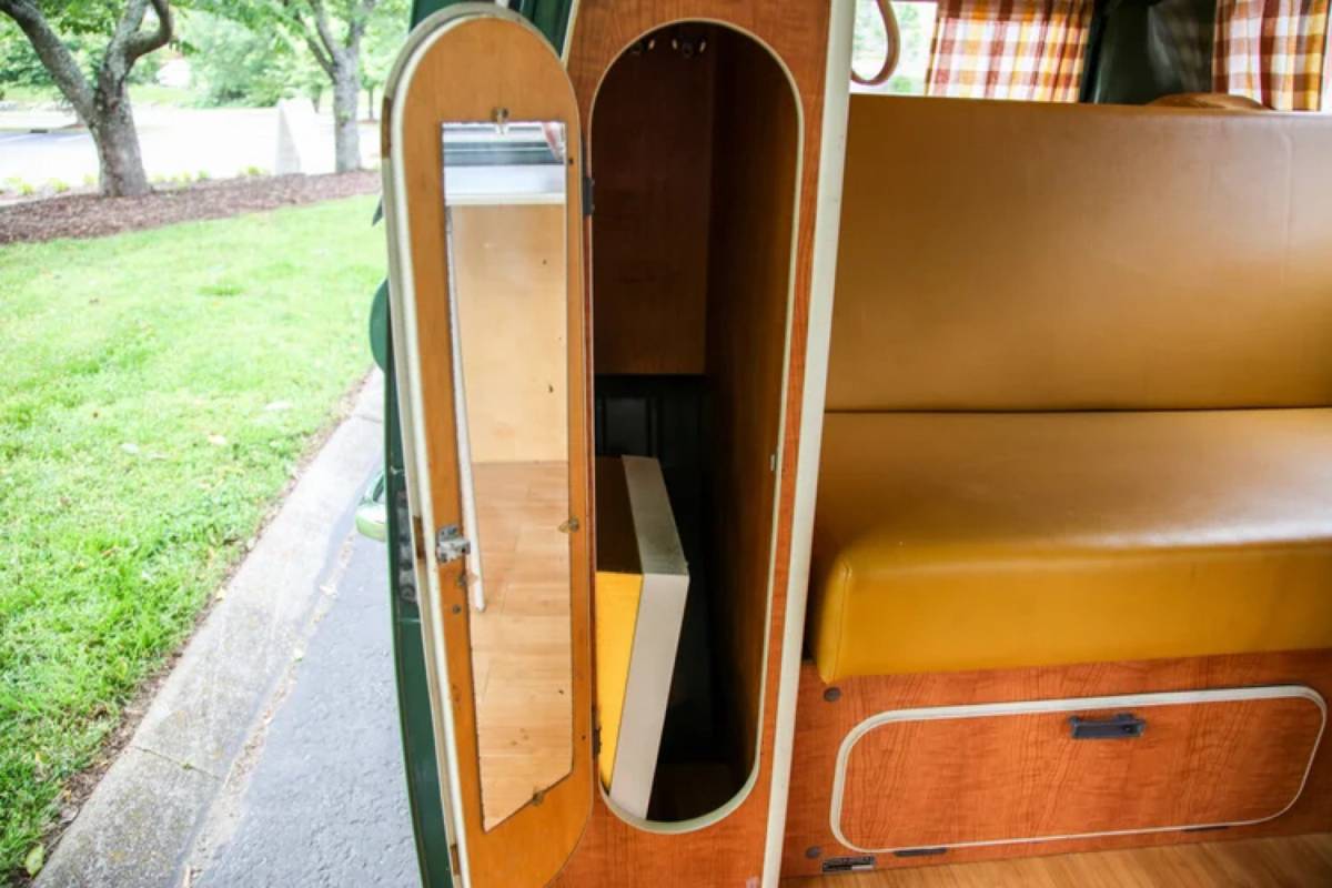 Volkswagen-westfalia-camper-1968-green-19