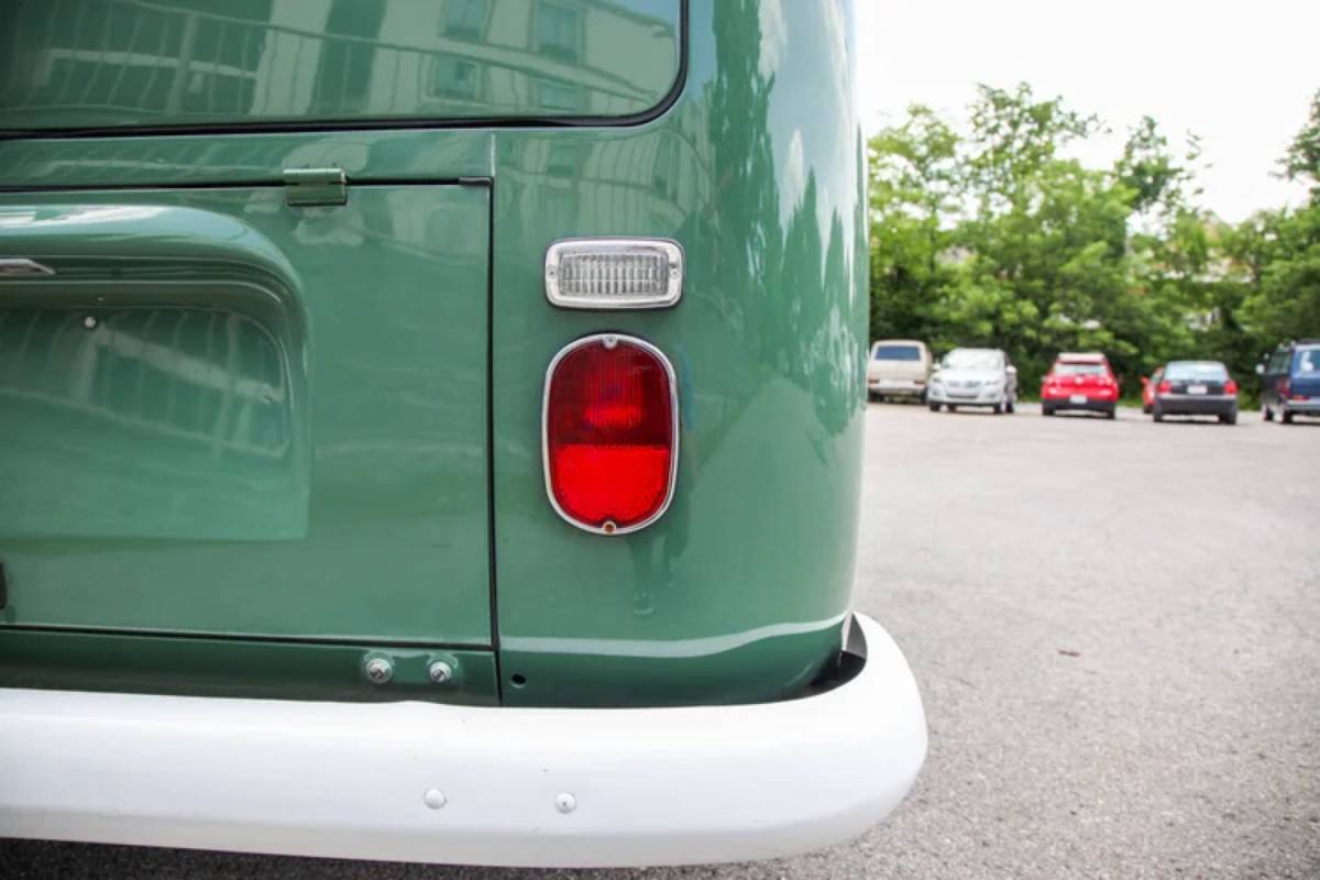 Volkswagen-westfalia-camper-1968-green-21
