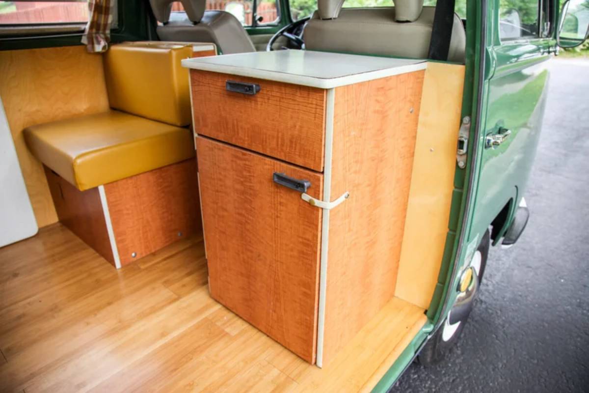 Volkswagen-westfalia-camper-1968-green-3