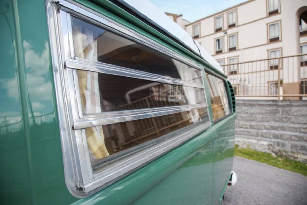 Volkswagen-westfalia-camper-1968-green-8