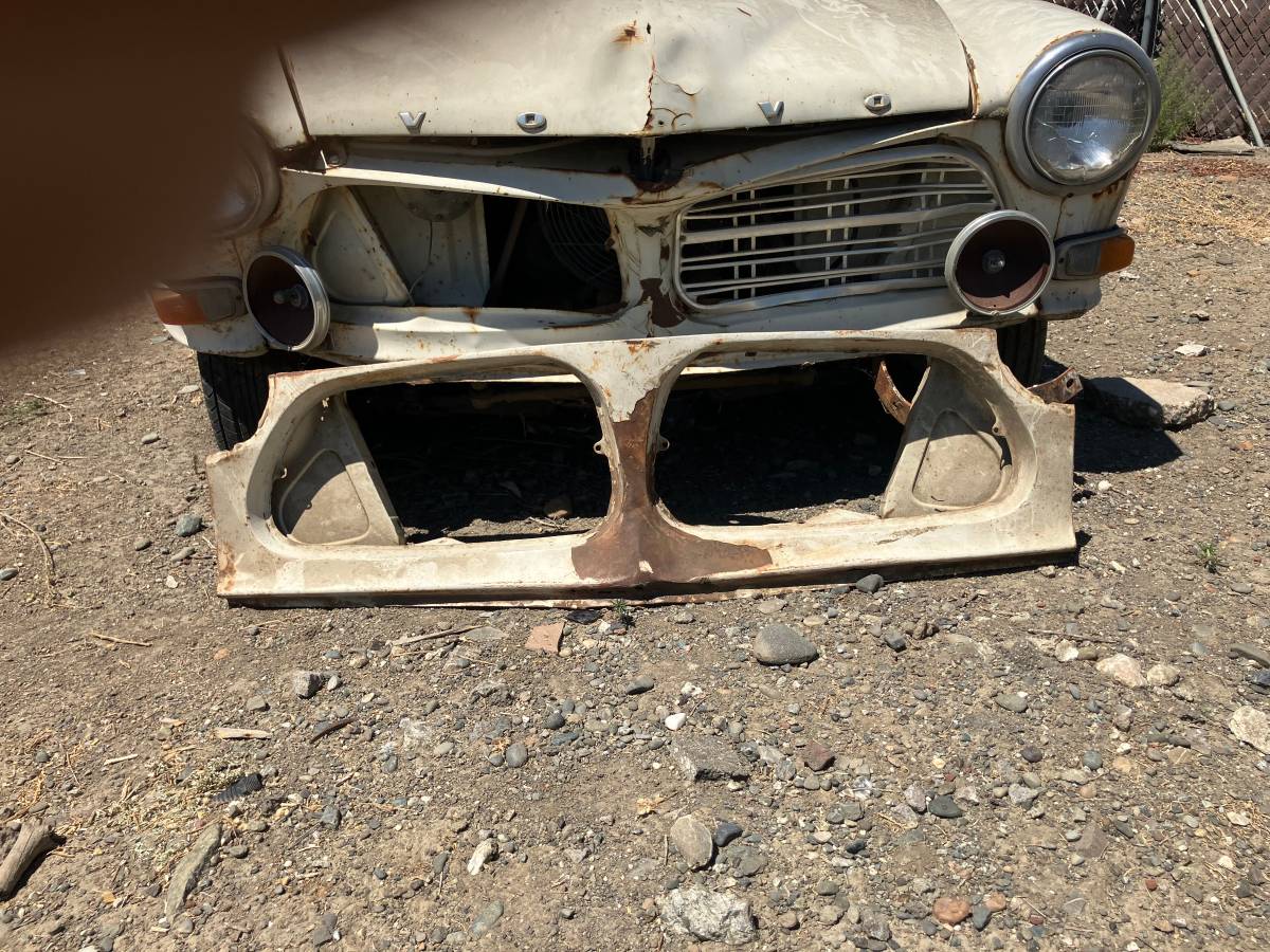 Volvo-122s-2-door-sedan-1967-white-11