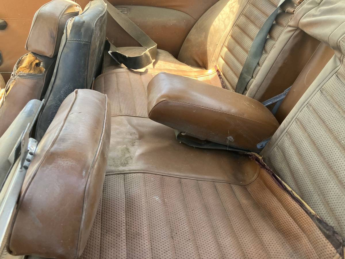 Volvo-122s-2-door-sedan-1967-white-4