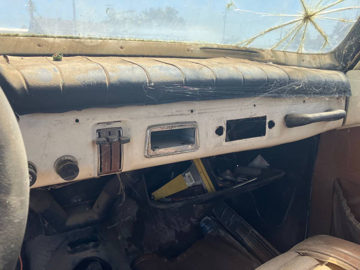 Volvo-122s-2-door-sedan-1967-white-6