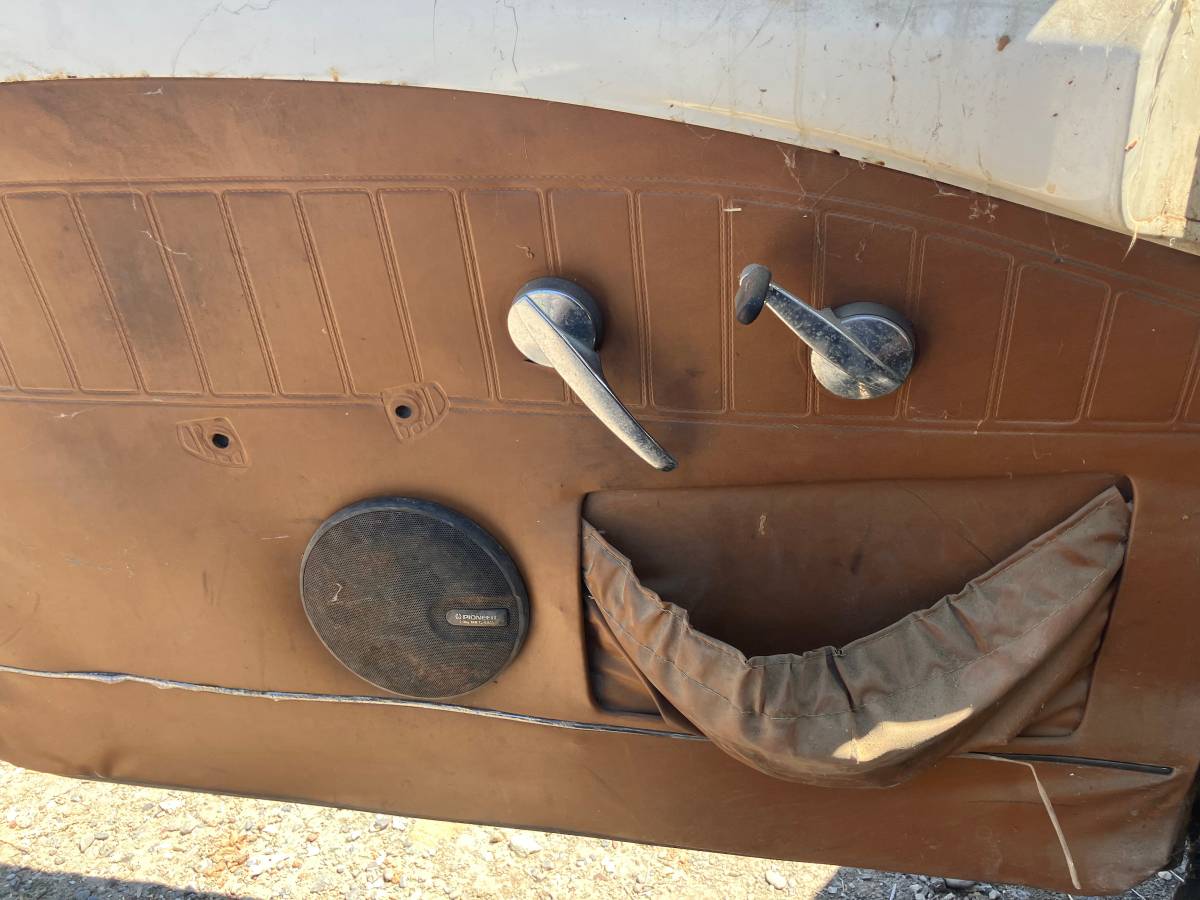 Volvo-122s-2-door-sedan-1967-white-7