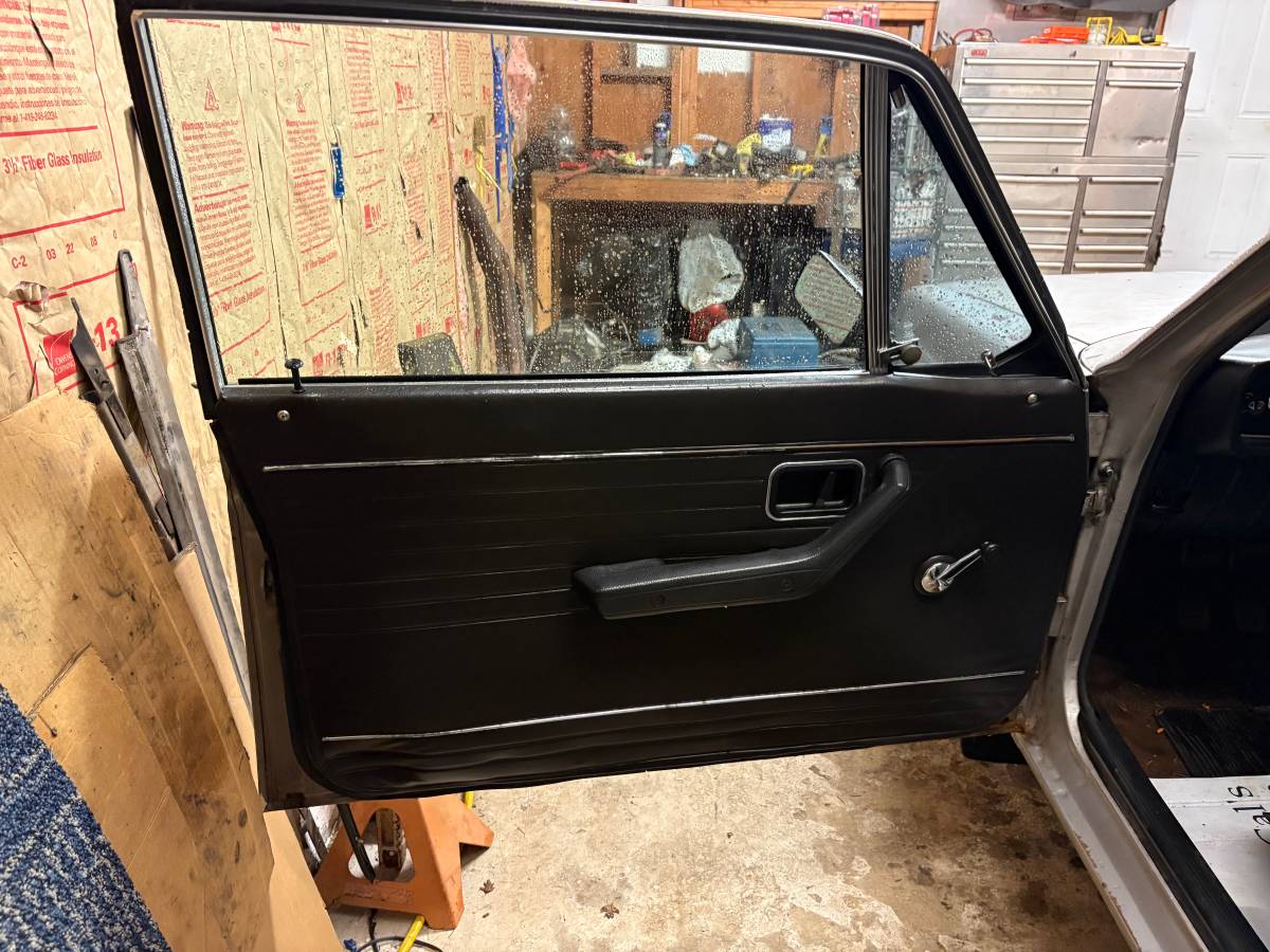 Volvo-142e-1971-silver-20