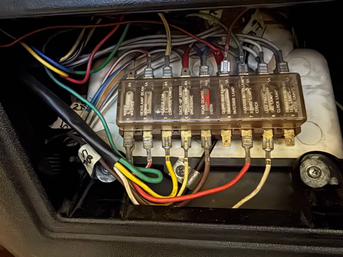 Volvo-142e-1971-silver-34