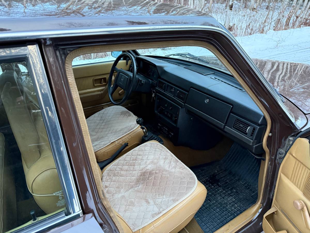 Volvo-240-1980-11