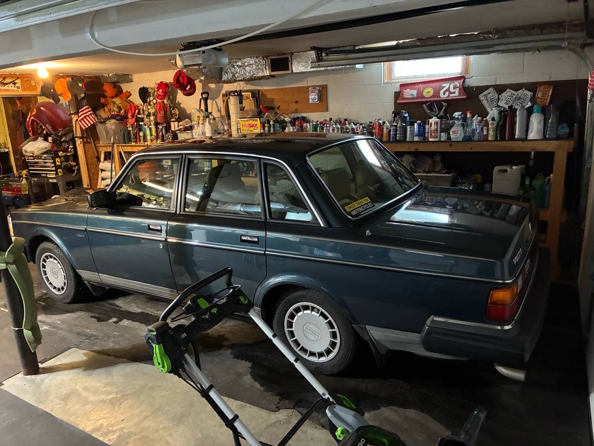 Volvo-240-1990-blue-1