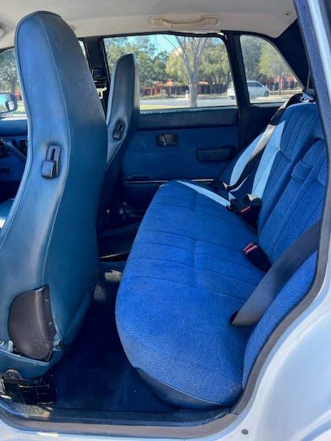 Volvo-240-1990-white-10