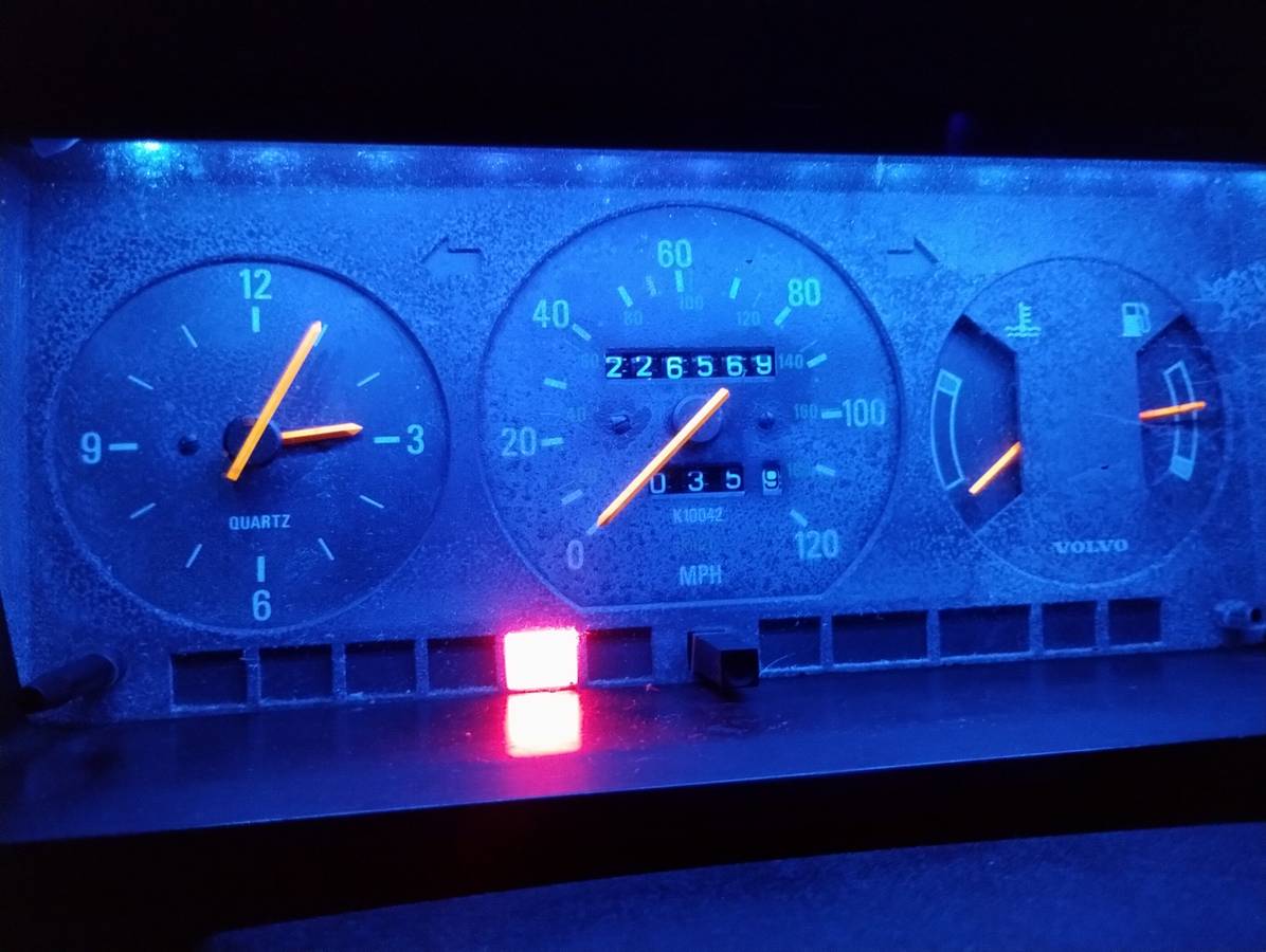 Volvo-240-1990-white-11