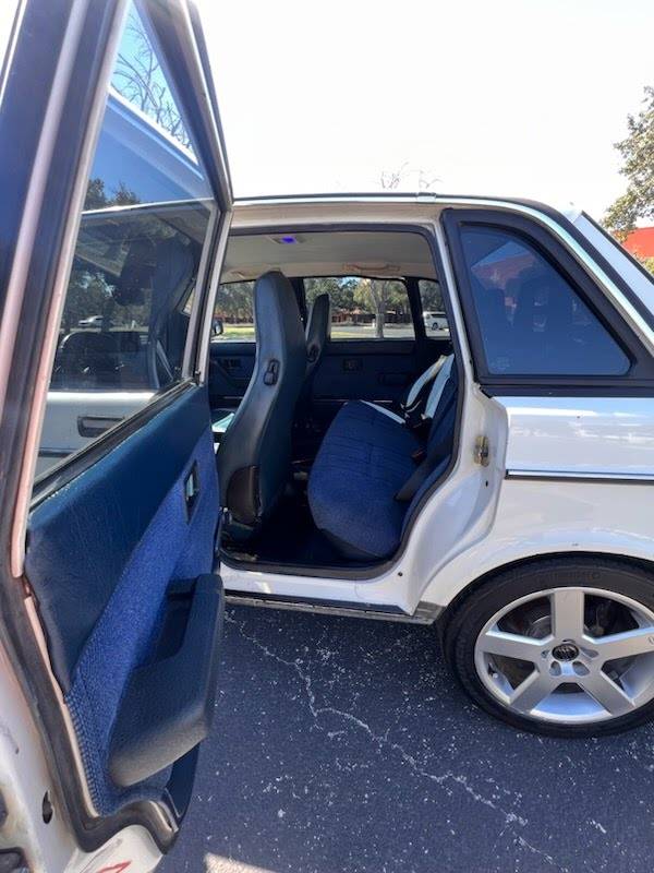 Volvo-240-1990-white-12