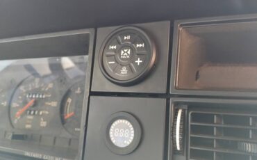 Volvo-240-1990-white-13