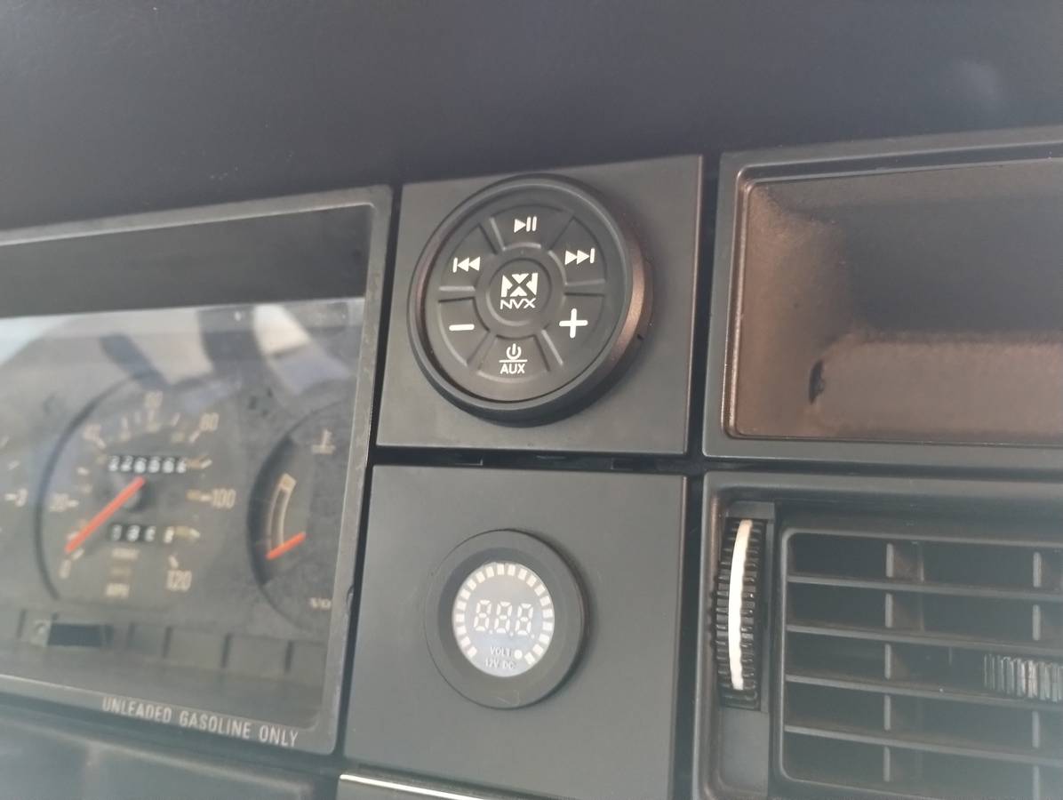 Volvo-240-1990-white-13