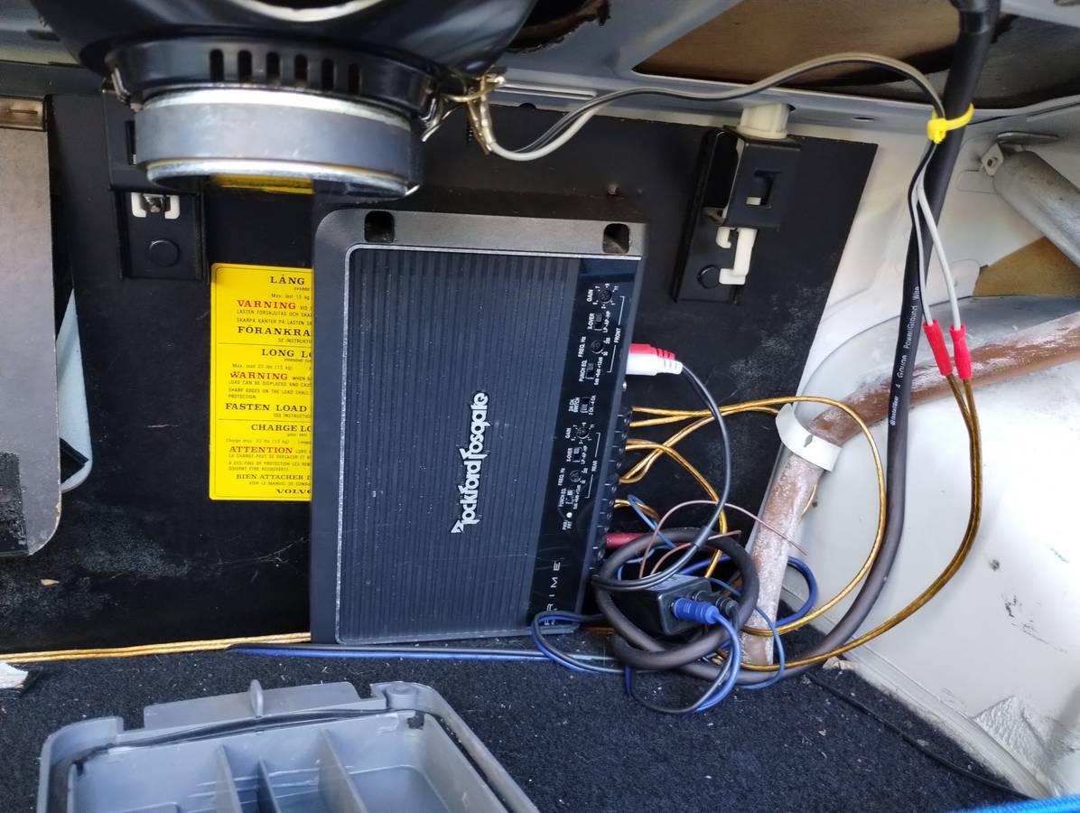 Volvo-240-1990-white-14