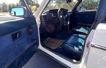 Volvo-240-1990-white-15