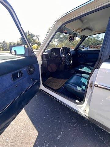 Volvo-240-1990-white-15