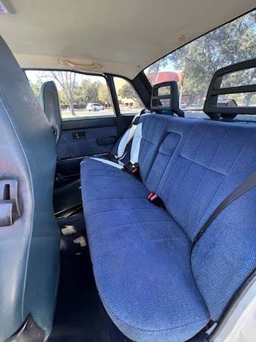 Volvo-240-1990-white-16