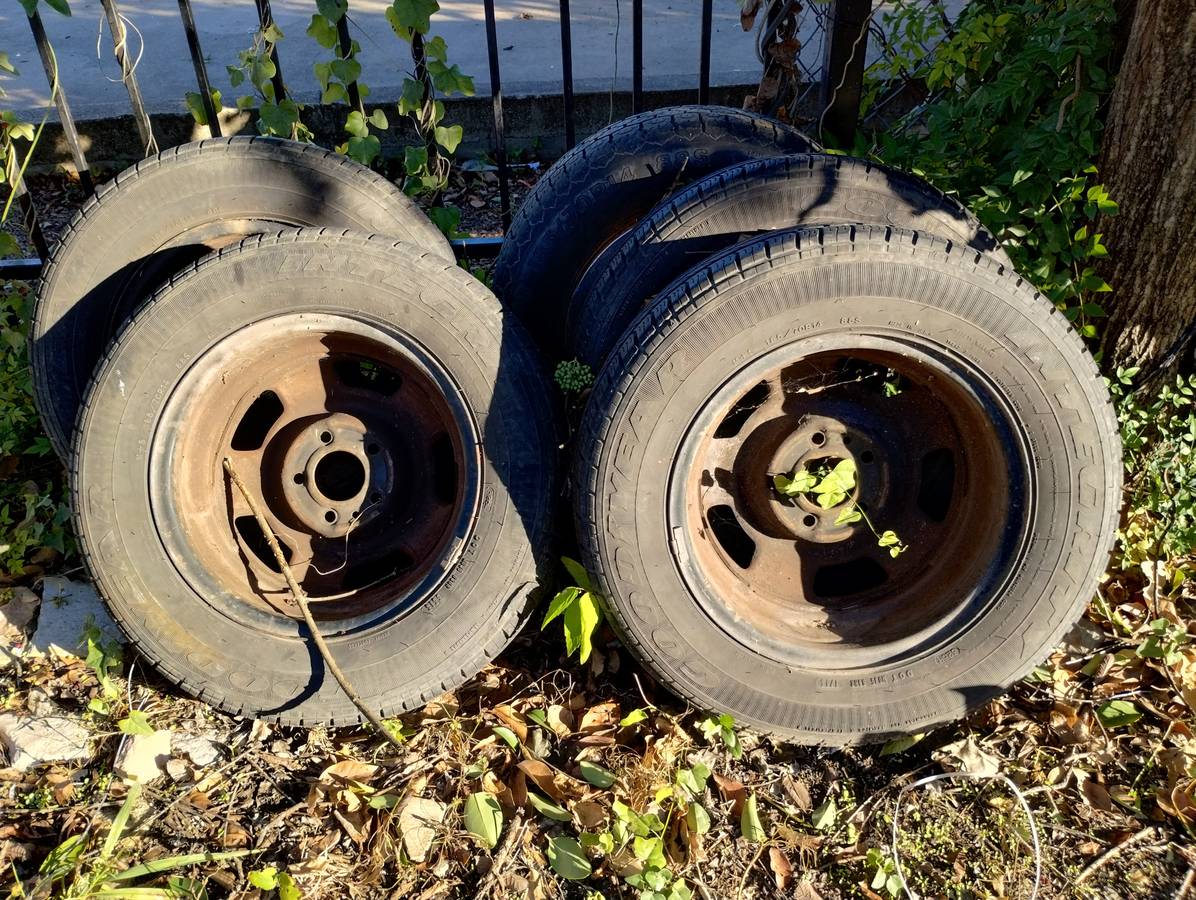 Volvo-240-1990-white-17