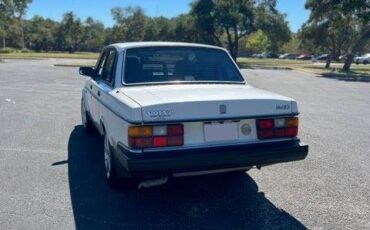 Volvo-240-1990-white-18