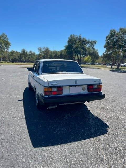 Volvo-240-1990-white-18