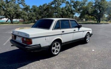 Volvo-240-1990-white-19