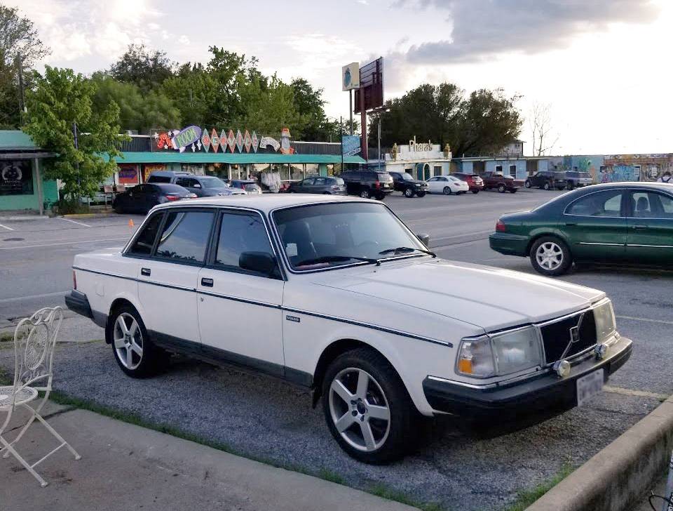 Volvo-240-1990-white-2
