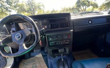 Volvo-240-1990-white-21