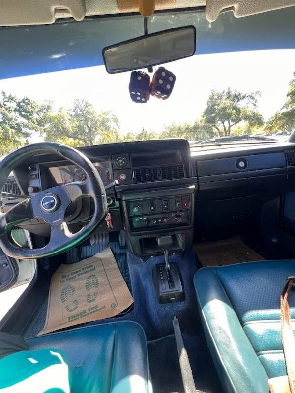 Volvo-240-1990-white-21