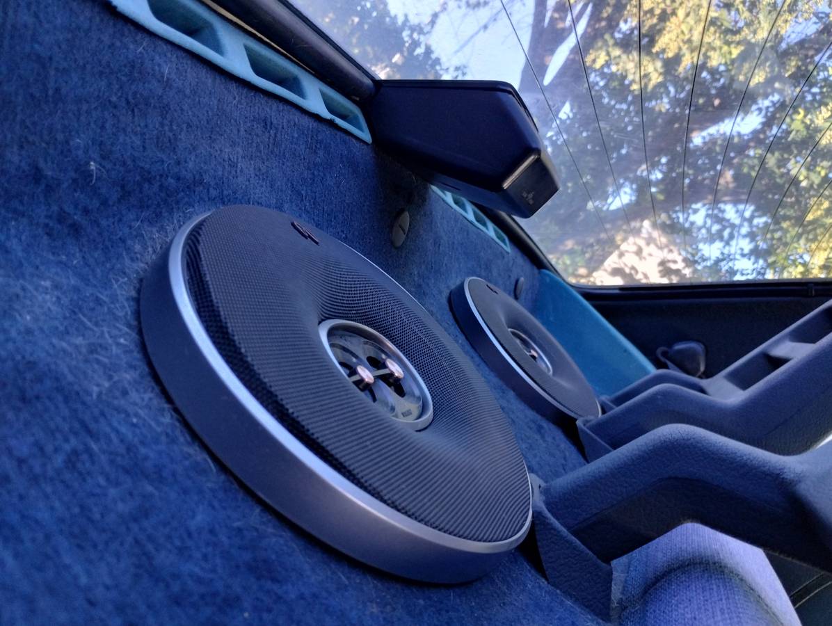 Volvo-240-1990-white-4