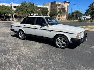 Volvo-240-1990-white-5