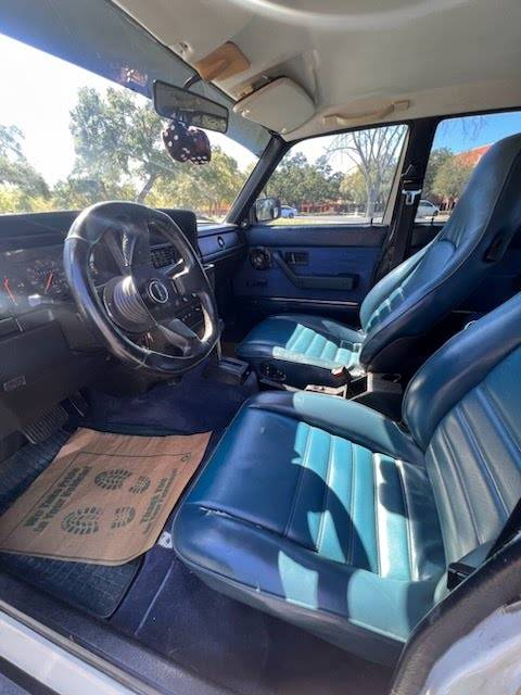 Volvo-240-1990-white-6