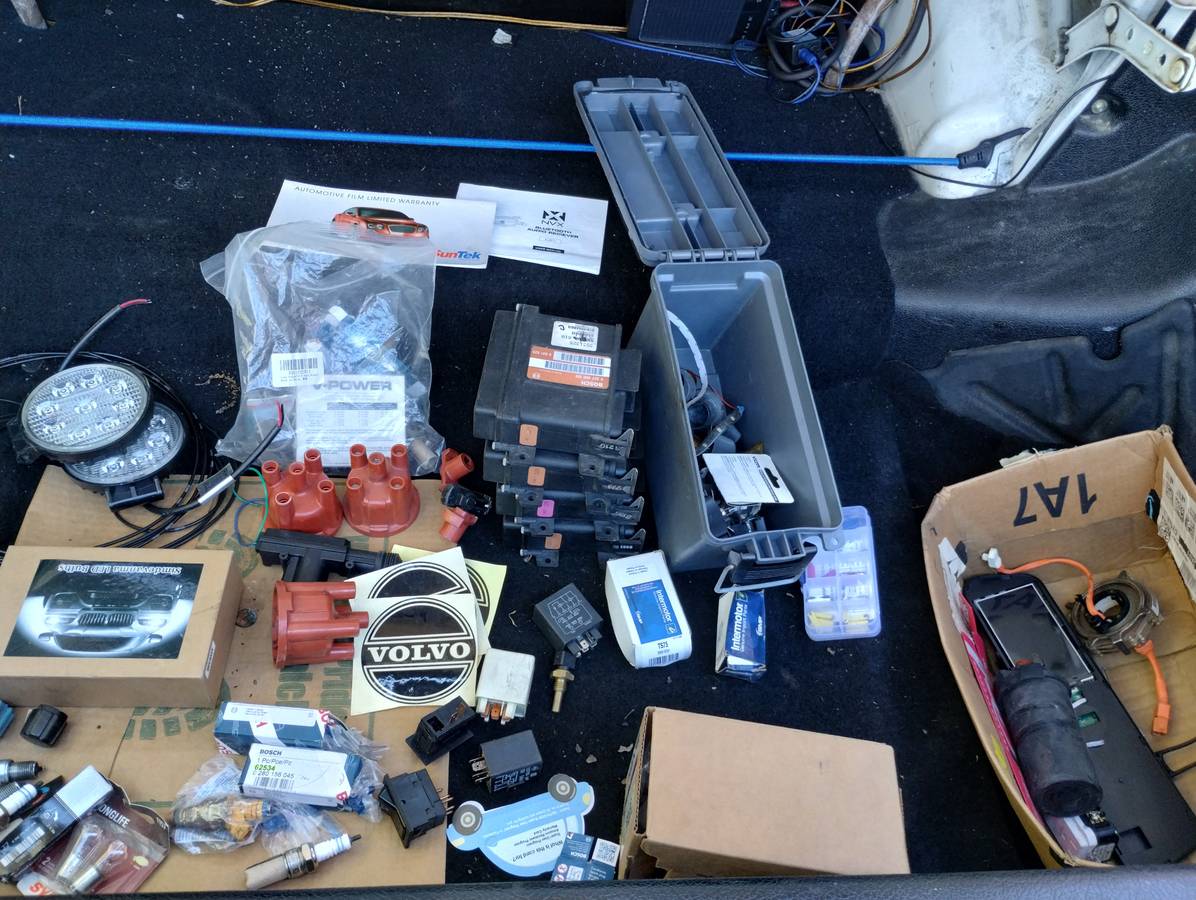 Volvo-240-1990-white-7