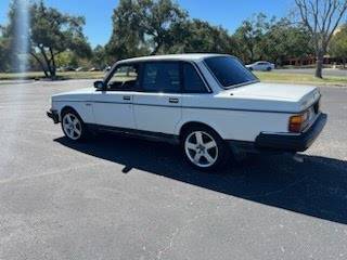 Volvo-240-1990-white-9