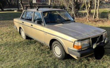 Volvo-240-1990-yellow