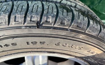 Volvo-240-1990-yellow-9