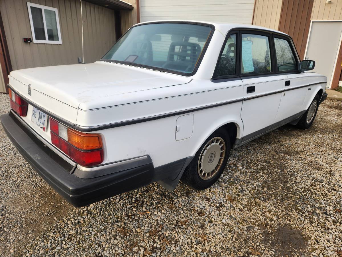 Volvo-240-1993-white-1